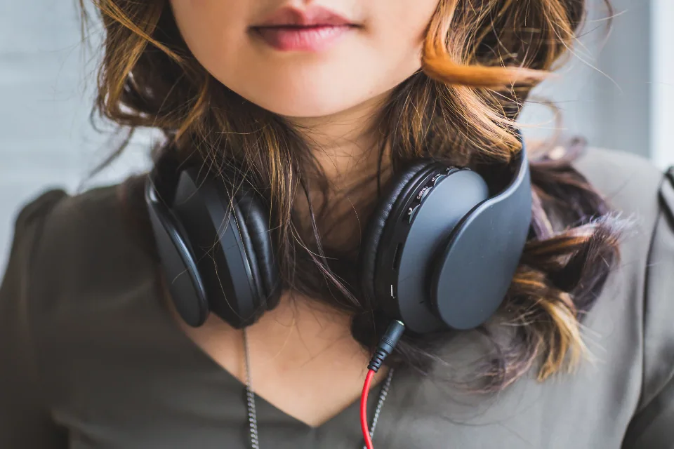 Editorial lifestyle photograph for choosing headphones for a noisy commute.
