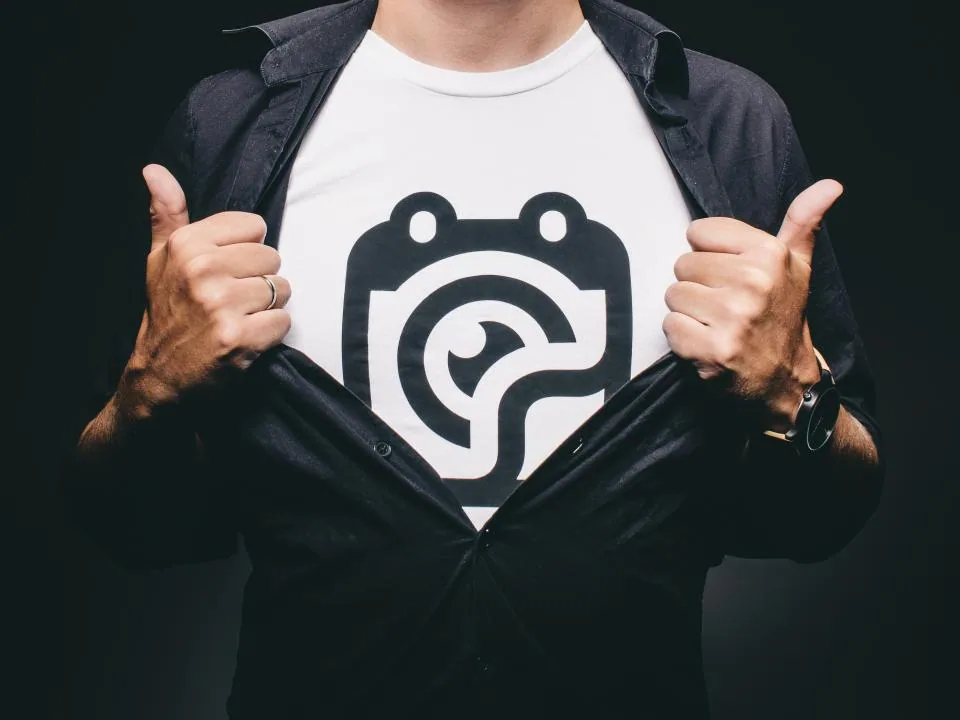 Editorial lifestyle photograph for what to look for in a travel-friendly shirt.
